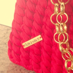 Bolsa Vermelha em Fio de Malha com Detalhes Dourados Feita à Mão